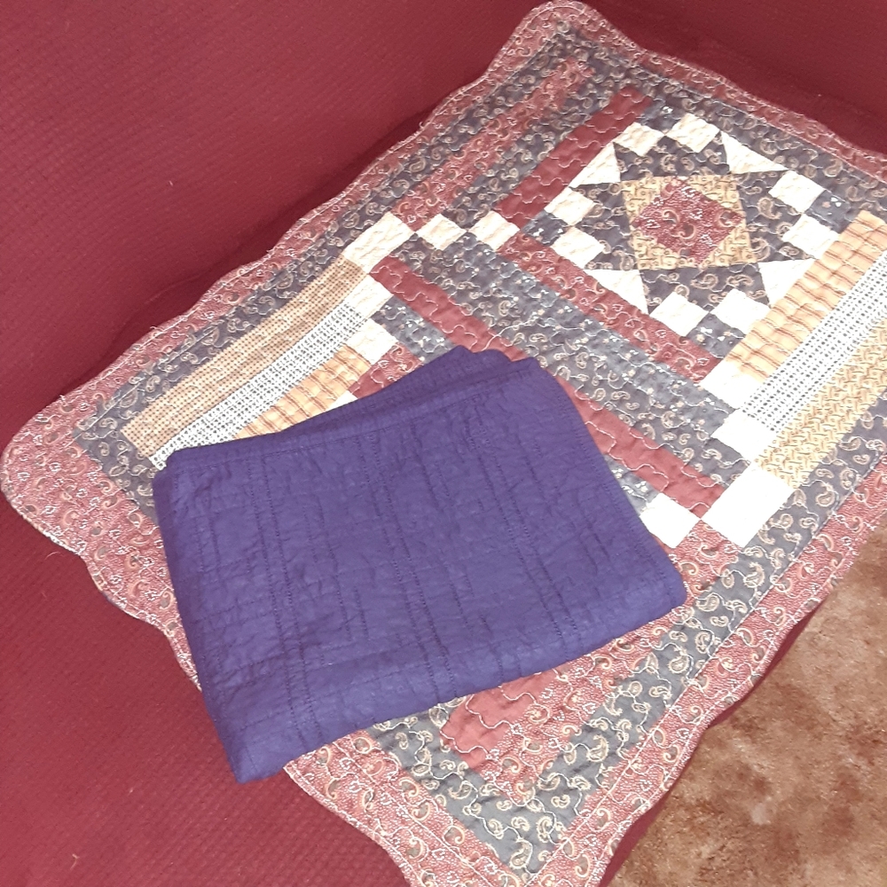 Full size quilt + 2 matching shams - Picture 2 of 3